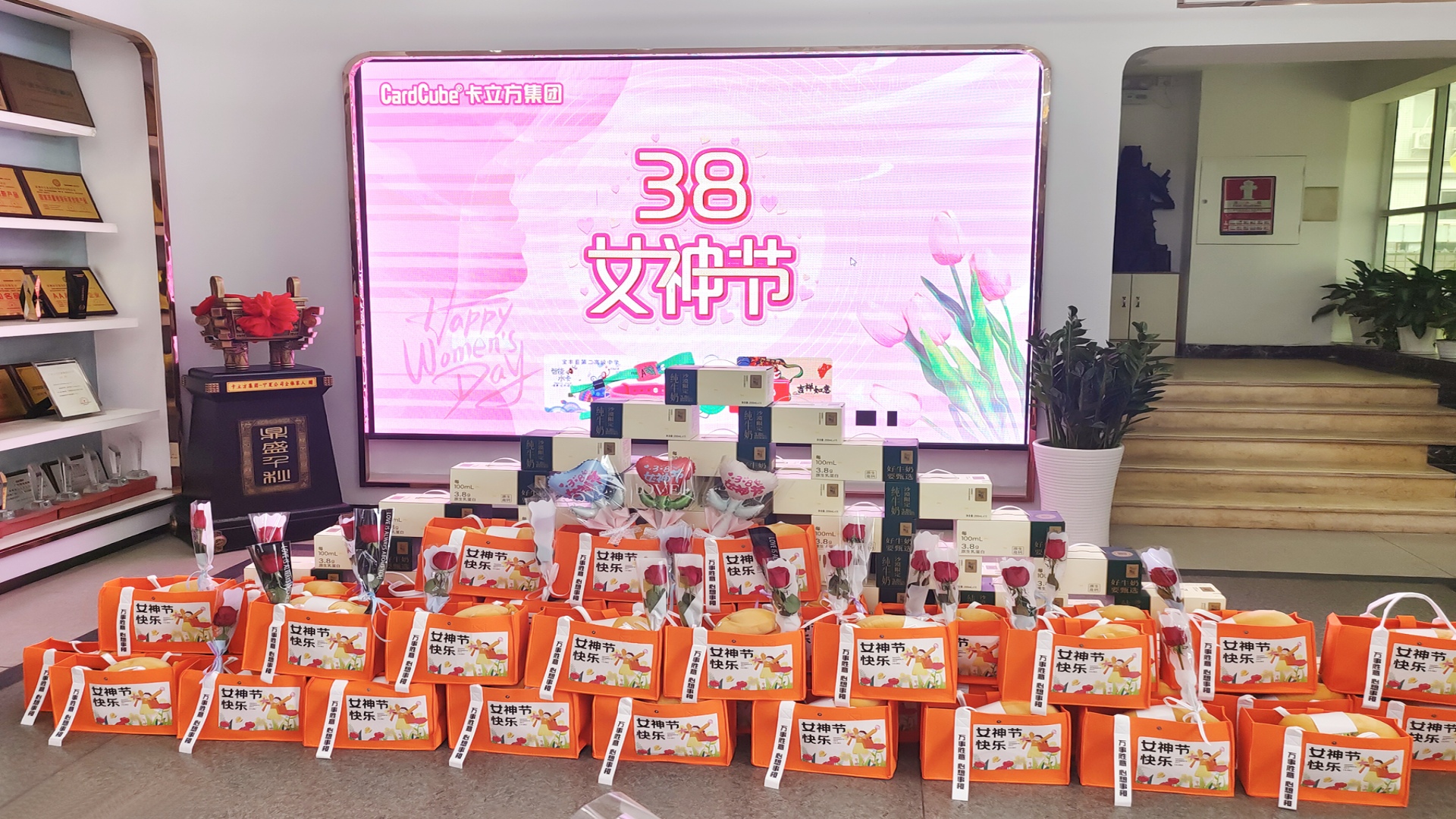 九游会在线集团智能卡工厂腕带厂家：以花为礼，致敬每一位 “女神”